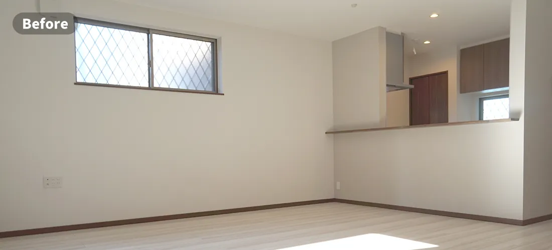 リビングのステージングビフォー画像　家具の置かれていないフローリングのリビングルーム
