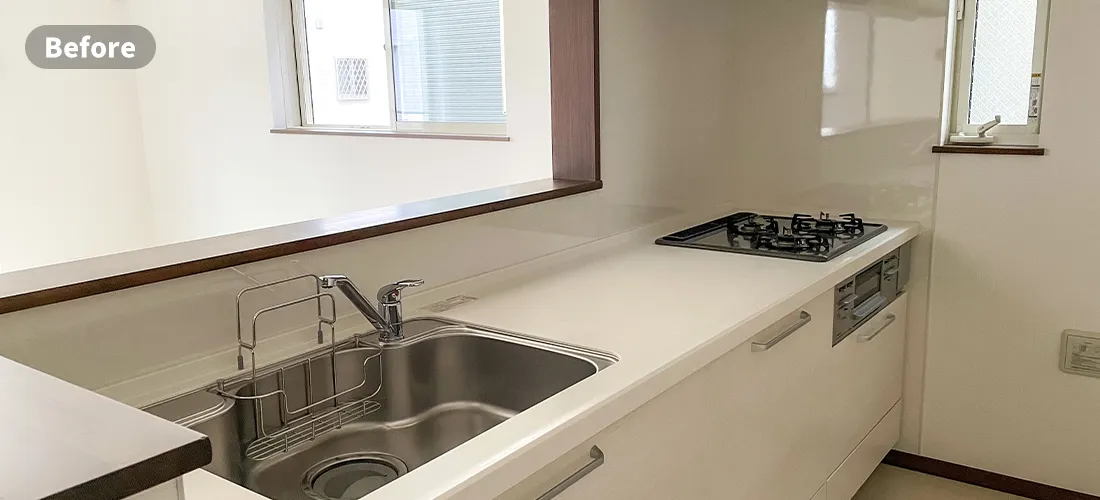 キッチンのステージングビフォー画像　白いシステムキッチン