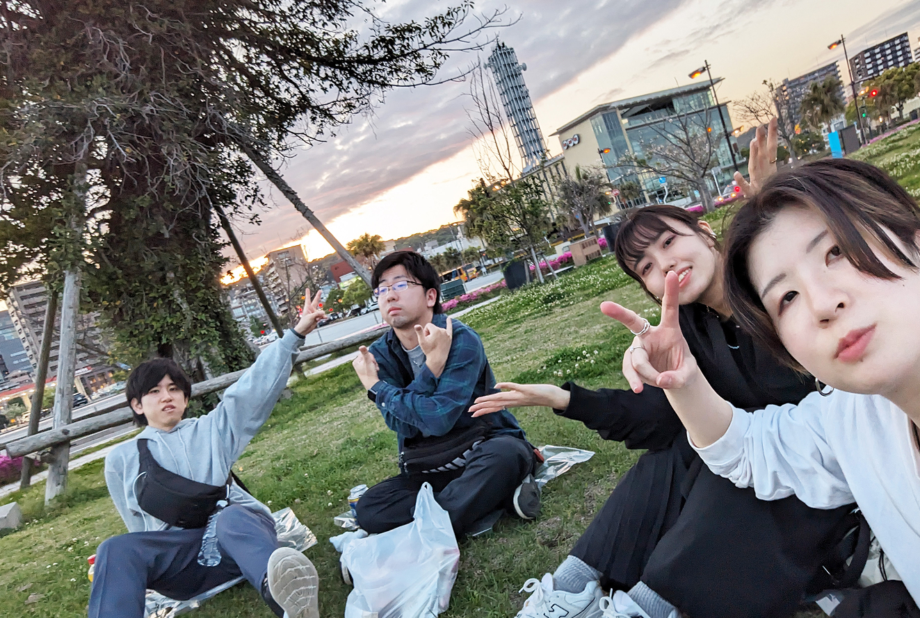 公園でくつろでいる様子