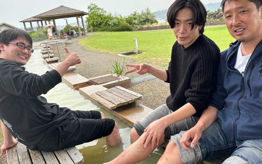 ３人で足湯に入っている